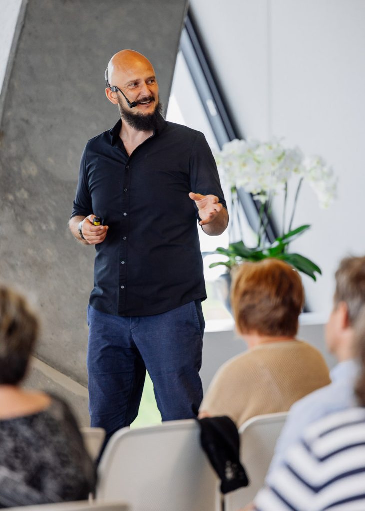 Martin Korošec s knjigo Zlata vredna, avtor in predavatelj o zlatu